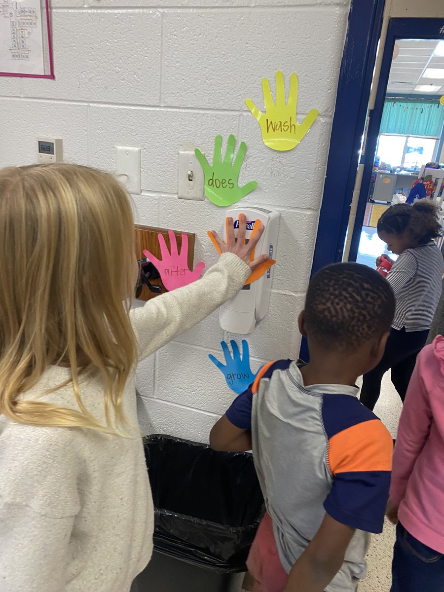 Trying out our new HIGH ✋🏼 Sight Word hands! Students high five a word and say it as they walk out the door! #BRIGHTatBriarwood