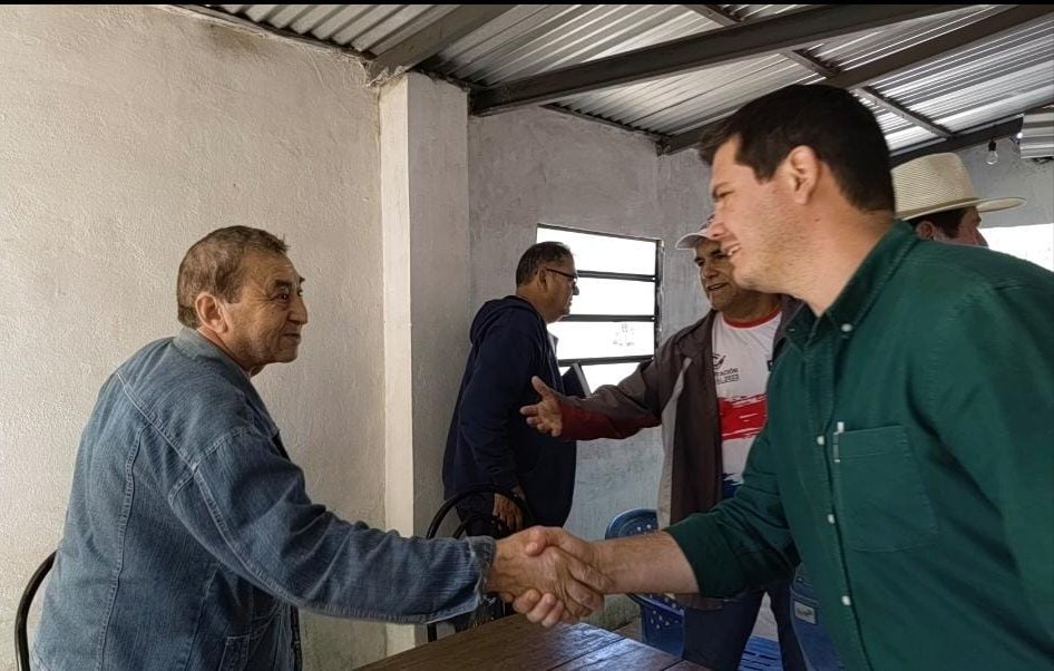 CarlosSilvaPy's tweet photo. Por el paraíso de la República "Cerrito" visitando a los vecinos y vecinas, escuchando a la gente y llevando las propuestas de la lista 2️⃣2️⃣✔️. Gracias a todos por el respaldo y esperanza que brindan hacia el proyecto Ganador. 🇵🇾🇸🇴. https://t.co/F3K2eNQTDb