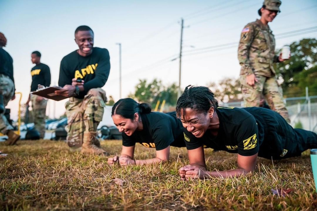 Smile through the pain 😅
What #exercises get you smilin' like this? 👇
#NationalGuard #mondaymotivation