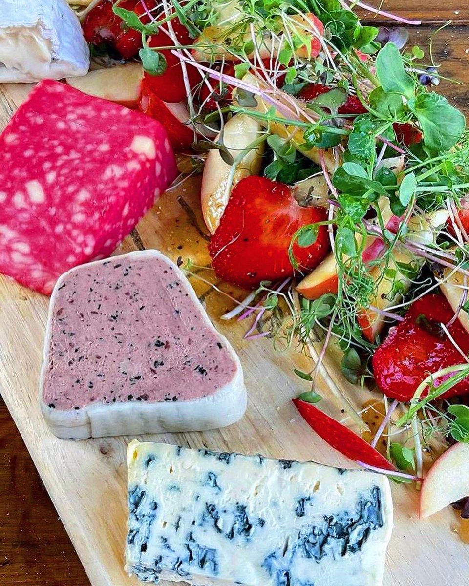 FTmicrogreens's tweet photo. 🎄Garnish your Starters, Mains, Deserts and Cocktails like a pro with a Fresh &amp; Tasty Microgreens Festive Kit! 🌱

A mixture of Microherbs and Microgreens to add the wow factor to your special Christmas and New Year Celebrations 🤩🍾 #oldcolwyn #colwynbay #rhosonsea #llandudno https://t.co/rgaa0N1WJ5