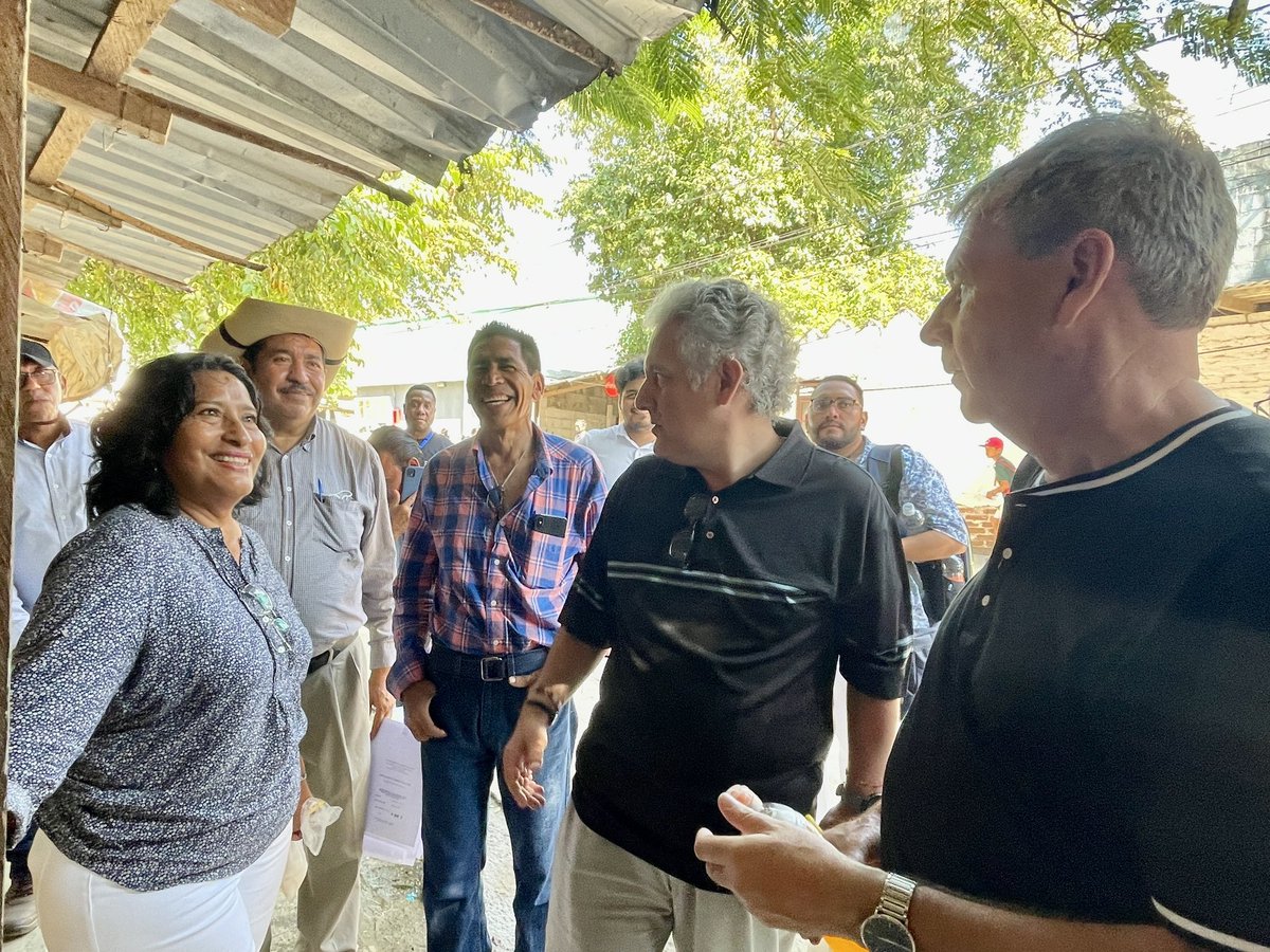 ConsulMexOrl's tweet photo. Recorrido de inspección con #DavidMoth y @AbelinaLopezR por los colectores colápsados en Paso Limonero y La Venta, que serán intervenidos por la empresa #RedMeters para detener la propagación de aguas negras en ese polígono. Lo cual reducirá las emisiones de efecto invernadero. https://t.co/RKlVjySePR