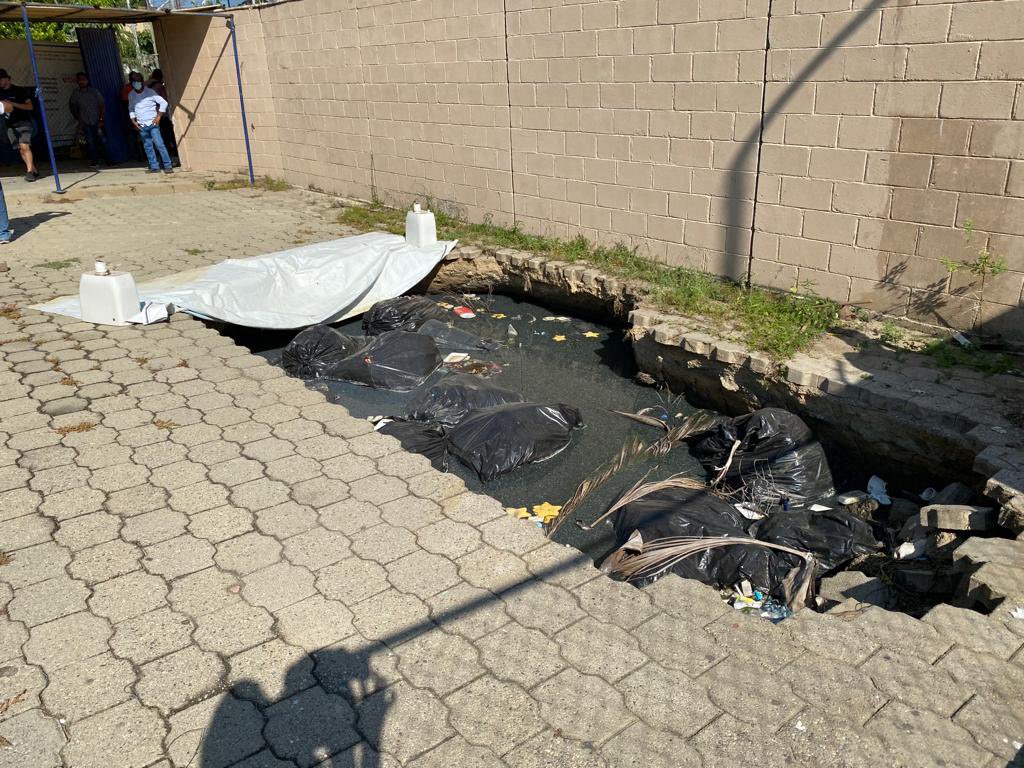 ConsulMexOrl's tweet photo. Recorrido de inspección con #DavidMoth y @AbelinaLopezR por los colectores colápsados en Paso Limonero y La Venta, que serán intervenidos por la empresa #RedMeters para detener la propagación de aguas negras en ese polígono. Lo cual reducirá las emisiones de efecto invernadero. https://t.co/RKlVjySePR