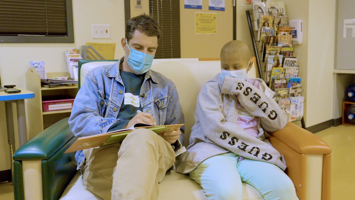 ChildrensLA's tweet photo. What a gift! The kids @ChildrensLA were thrilled that @IAmGreenfield stoppedby to read his new book, “THIS BOOK IS NOT A PRESENT.” Happy Fall Book Week! #HowDoYouBook https://t.co/wJZFd91Od4