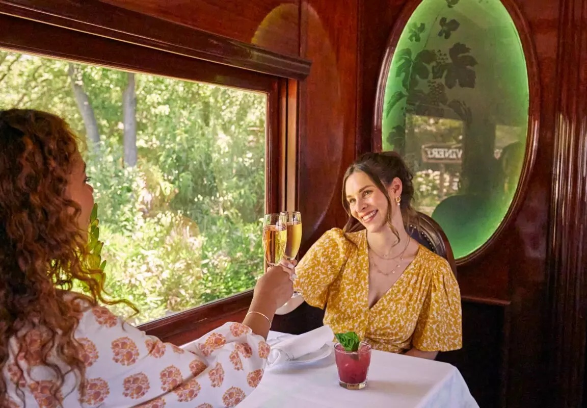 Cheers to the holiday season! Check out Thanksgiving specials for those looking for a break from the kitchen or just want to explore what Downtown Napa has to offer.  📍Napa Valley Wine Train ➡️ fal.cn/3tANp