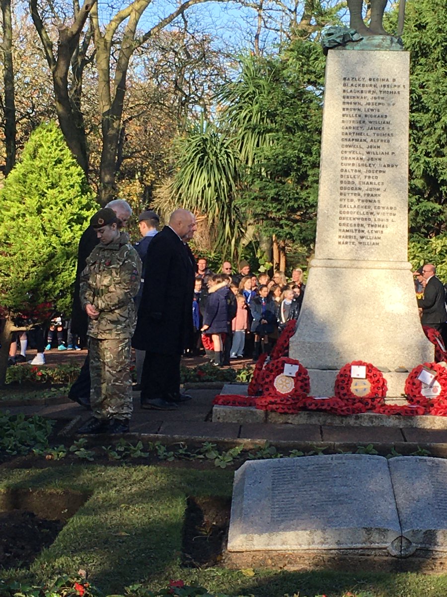NorthFyldeGroup's tweet photo. John Cross and Derek Broadbent attended the Remembrance Day commemoration at Thornton Cleveleys and laid wreaths on behalf of Pro Patria Lodge No 9952 and the North Fylde Group @WestLancsPGL @UGLE_GrandLodge @GrandChapter @Freemasonry2day https://t.co/FpBOy0aXDi