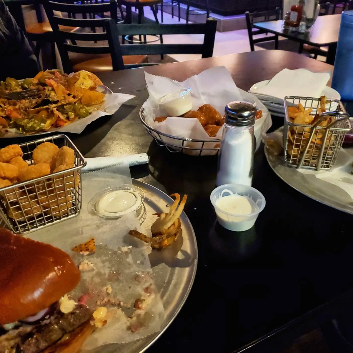 GenuinePandainc's tweet photo. Burgers and beer to finish the night! https://t.co/YSVs9rjXZn