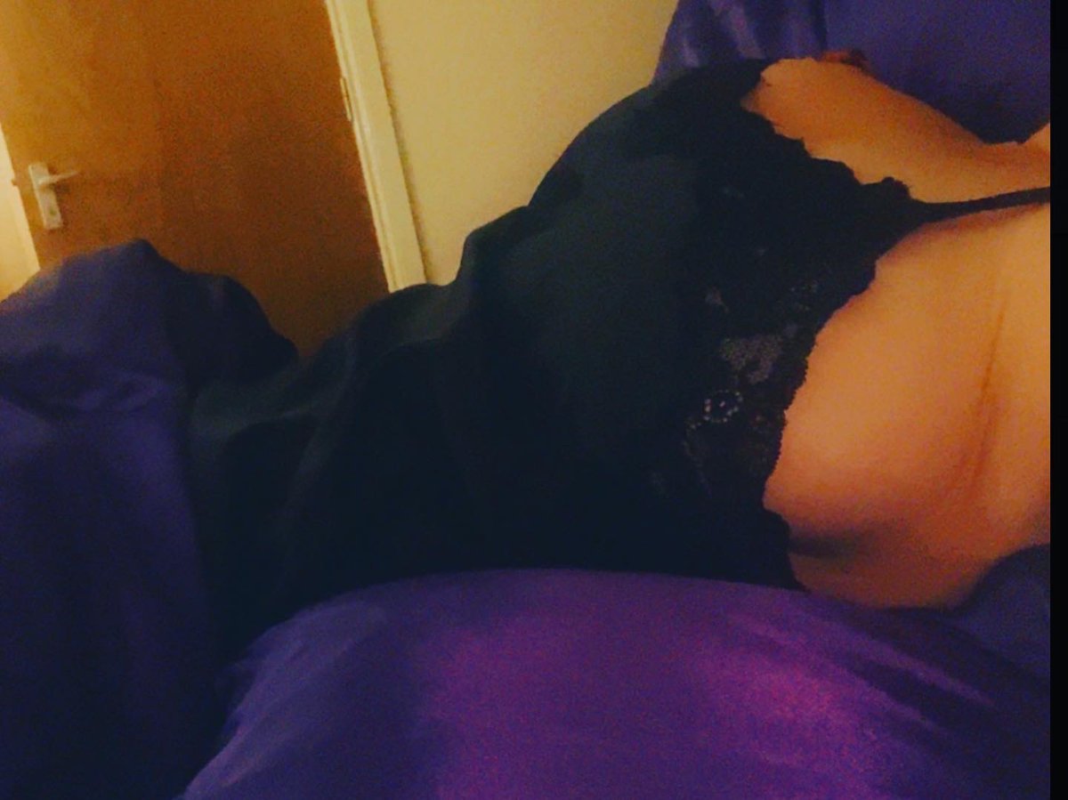 IrishMo08685228's tweet photo. Happy Monday all 💋 

#boobs #sideboobs #curvybeauty #CurvyGirlsRock #curves #cleavage #sideboob #lingerie #silk #silklingerie #housewife #milf #milfmonday #naughtywife #onlyfans #onlyfansuk #tits #bustymom #bustychicks #bustyboobs https://t.co/B3TgdcE9yw