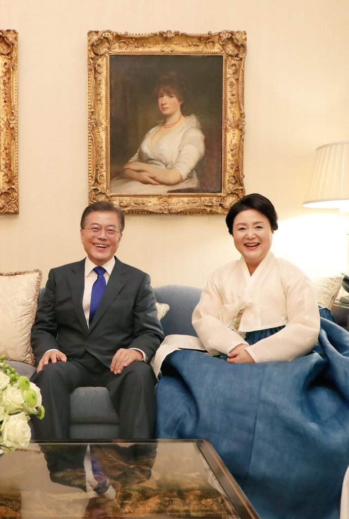 김정숙 여사님 생신 축하드립니다🎉🎉🎉
건강하고 행복하시길 바랍니다💙💙💙💙💙