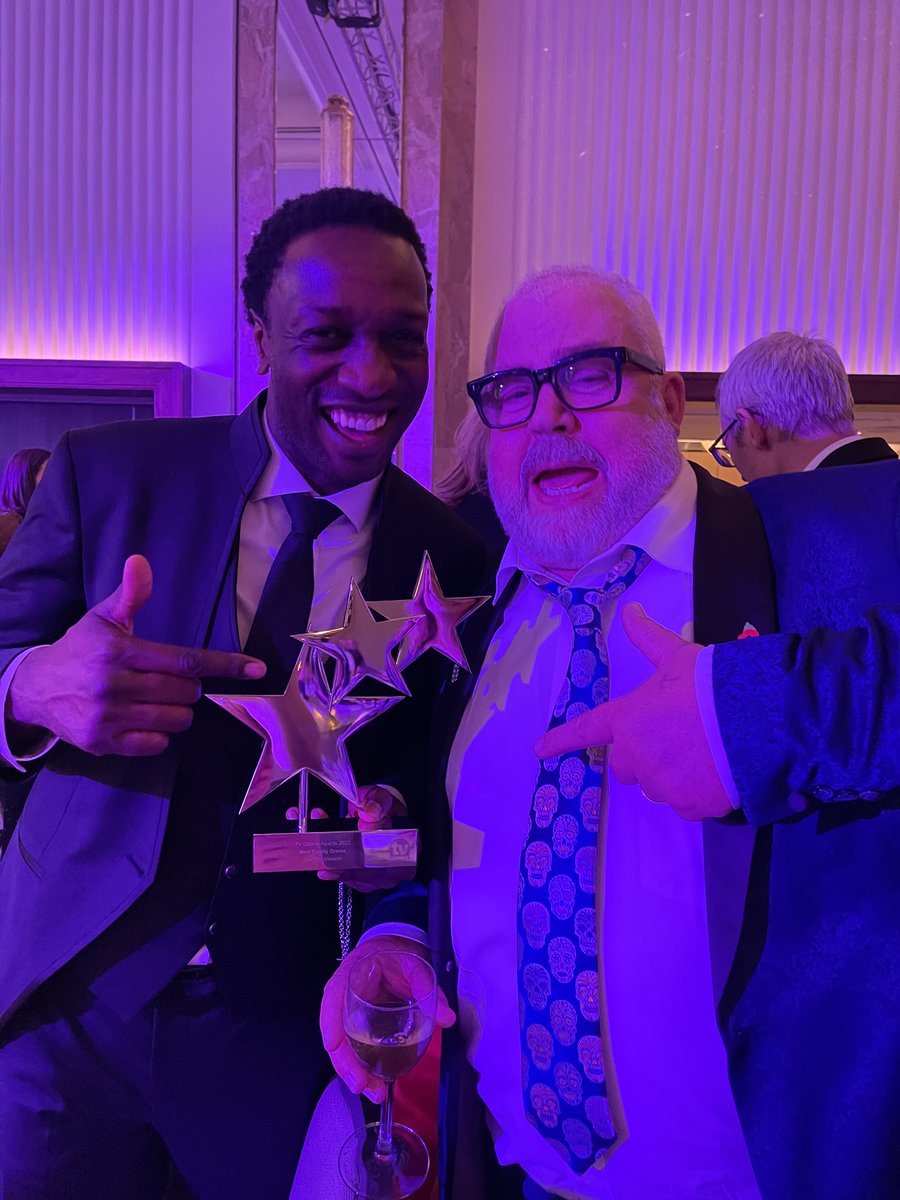 Zeph and Cliff celebrate with their new award ❤️🏆
#CallTheMidwife #TVChoiceAwards