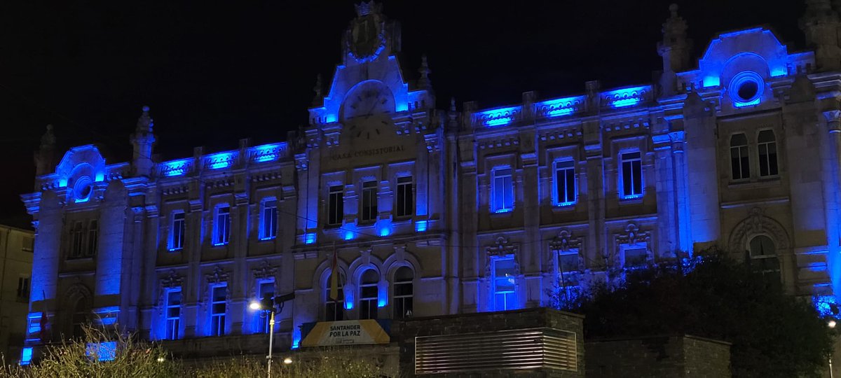 Hoy se ha celebrado el #DiaMundialDeLaDiabetes y hemos iluminado la fachada del Ayuntamiento de color azul. @FEDE_Diabetesha organizado, como cada año, actividades en su sede para ayudar a los santanderinos. Gracias  @AurelianoRuiz