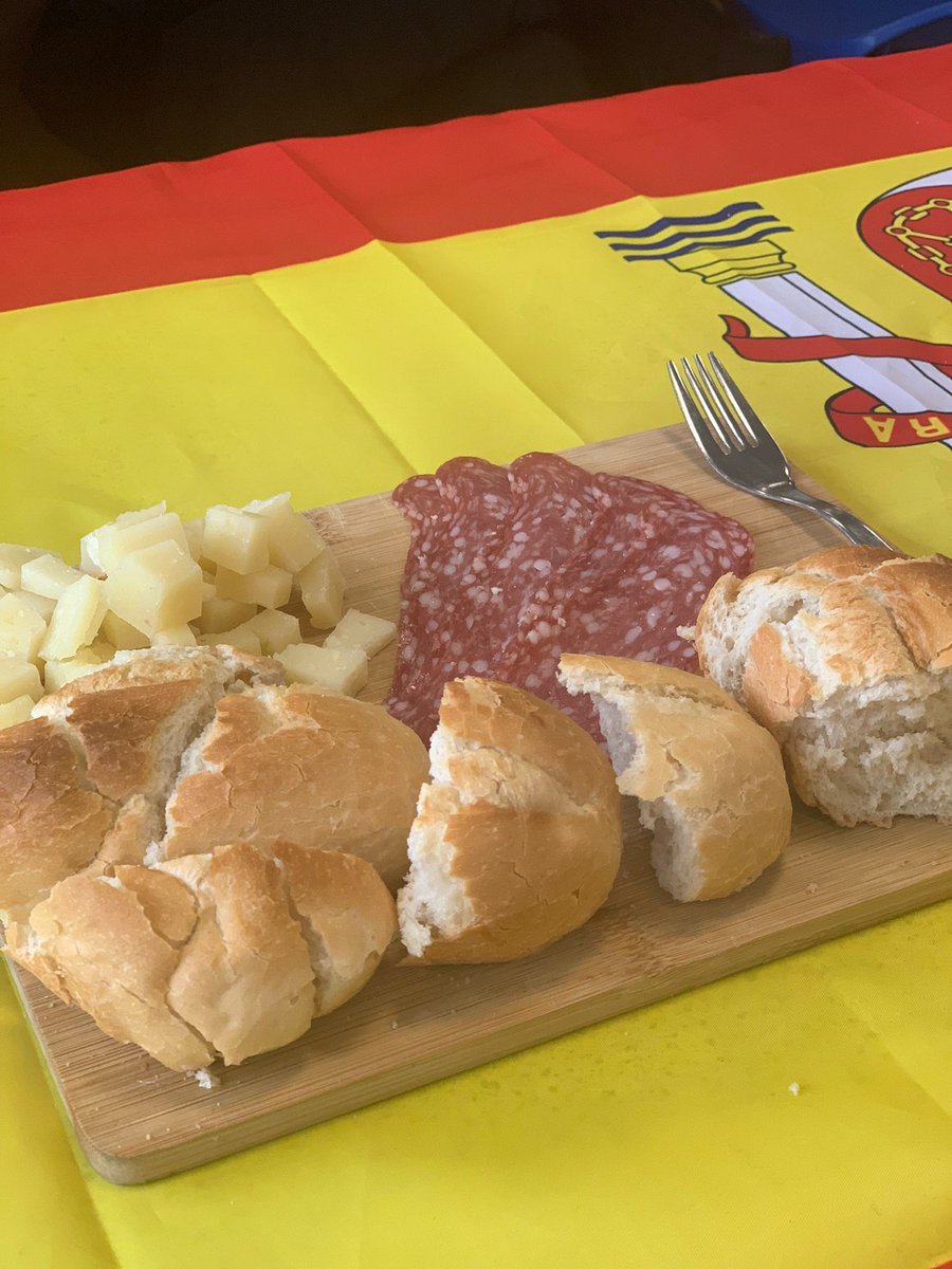 Such a treat for Spanish TY students this morning as <a href="/OMurphy_1/">Olivia Murphy</a> taught <a href="/MoyleParkMFL/">MoyleParkMFL</a> students about food and eating habits in Spain, France and Germany with <a href="/langsconnect_ie/">Languages Connect</a> Looking forward to more fun activities on Thursday #thinklanguages #Wellbeing