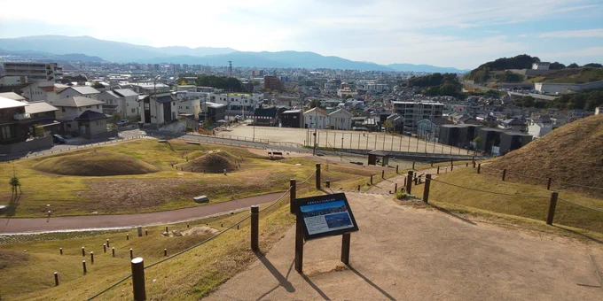 ずっと気になってた大野城の善一田古墳公園に行ってきた。住宅街の真ん中で古墳群がほぼまるまる公園になっていて、登ったり一部は石室まで入れたりします。 