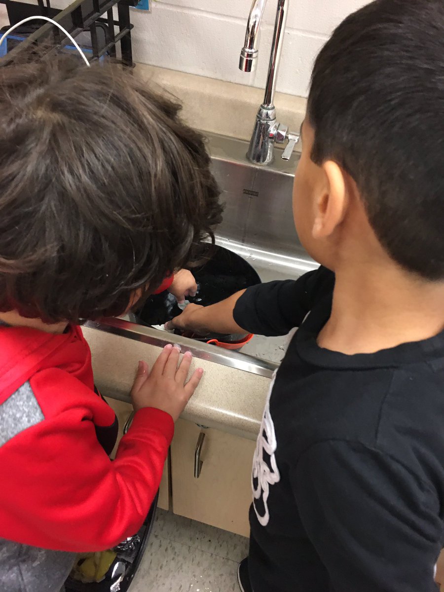 K1Fairlawn's tweet photo. We have been learning about sink and float. After reading books and testing various items at the water table, we learned that Sink means when an object go down under the surface and Float means an object stays on the water. https://t.co/lM4UAmhL2W