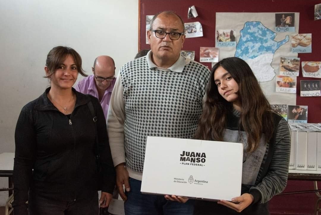 DTE_Region25's tweet photo. Estudiantes de la EES N° 12 de #Olavarría recibieron sus Netbook @ConectarGob. Acompañamos en la entrega compartiendo momentos muy emotivos👩‍💻🧑‍💻
@ClaudiaBracchi1 @AlbertoSileoni @salbarracin https://t.co/l0VrT2djzG