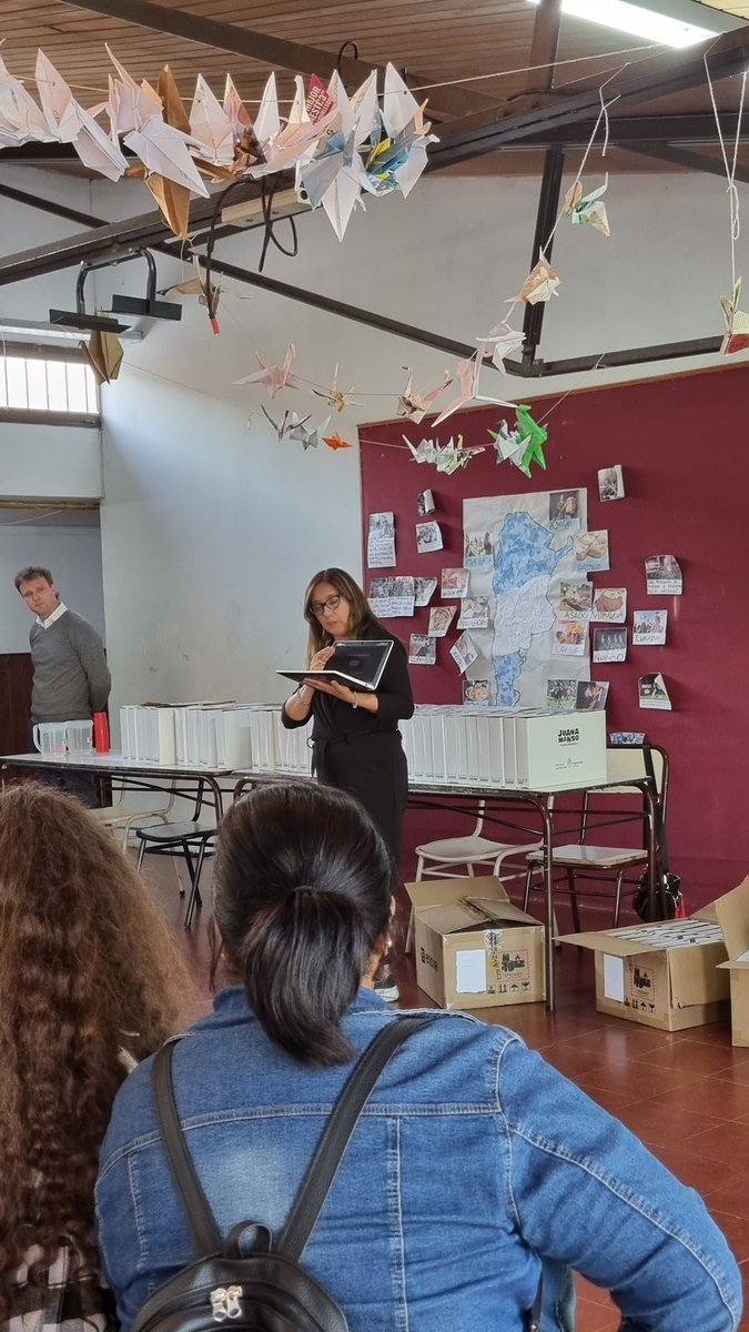 DTE_Region25's tweet photo. Estudiantes de la EES N° 12 de #Olavarría recibieron sus Netbook @ConectarGob. Acompañamos en la entrega compartiendo momentos muy emotivos👩‍💻🧑‍💻
@ClaudiaBracchi1 @AlbertoSileoni @salbarracin https://t.co/l0VrT2djzG