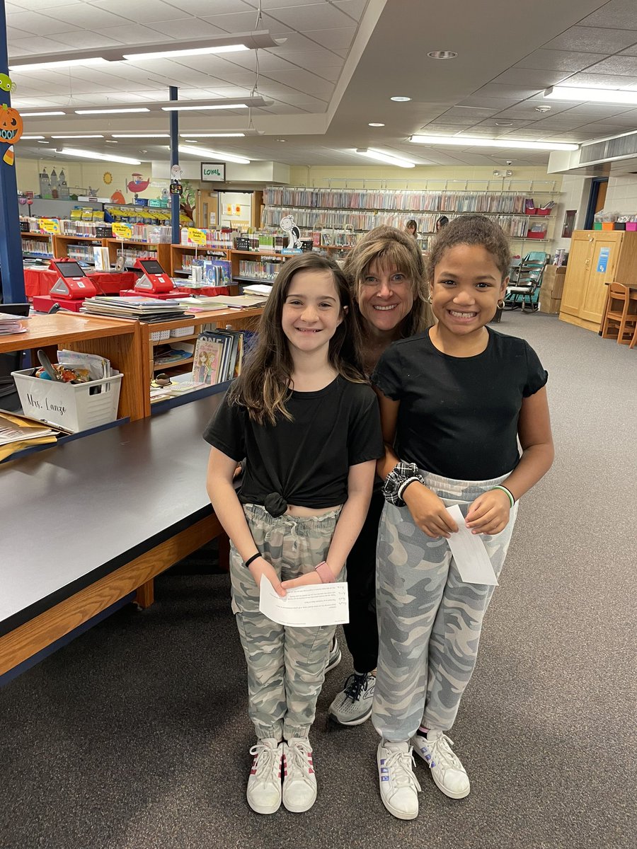 HradLrc's tweet photo. It’s #gratitudeweek brought to you by #stonestudentvoice @StoneSchool4. Today, we encourage students to focus on why they are thankful for their friends. #ASD4ALL https://t.co/cKqKgRnxrU
