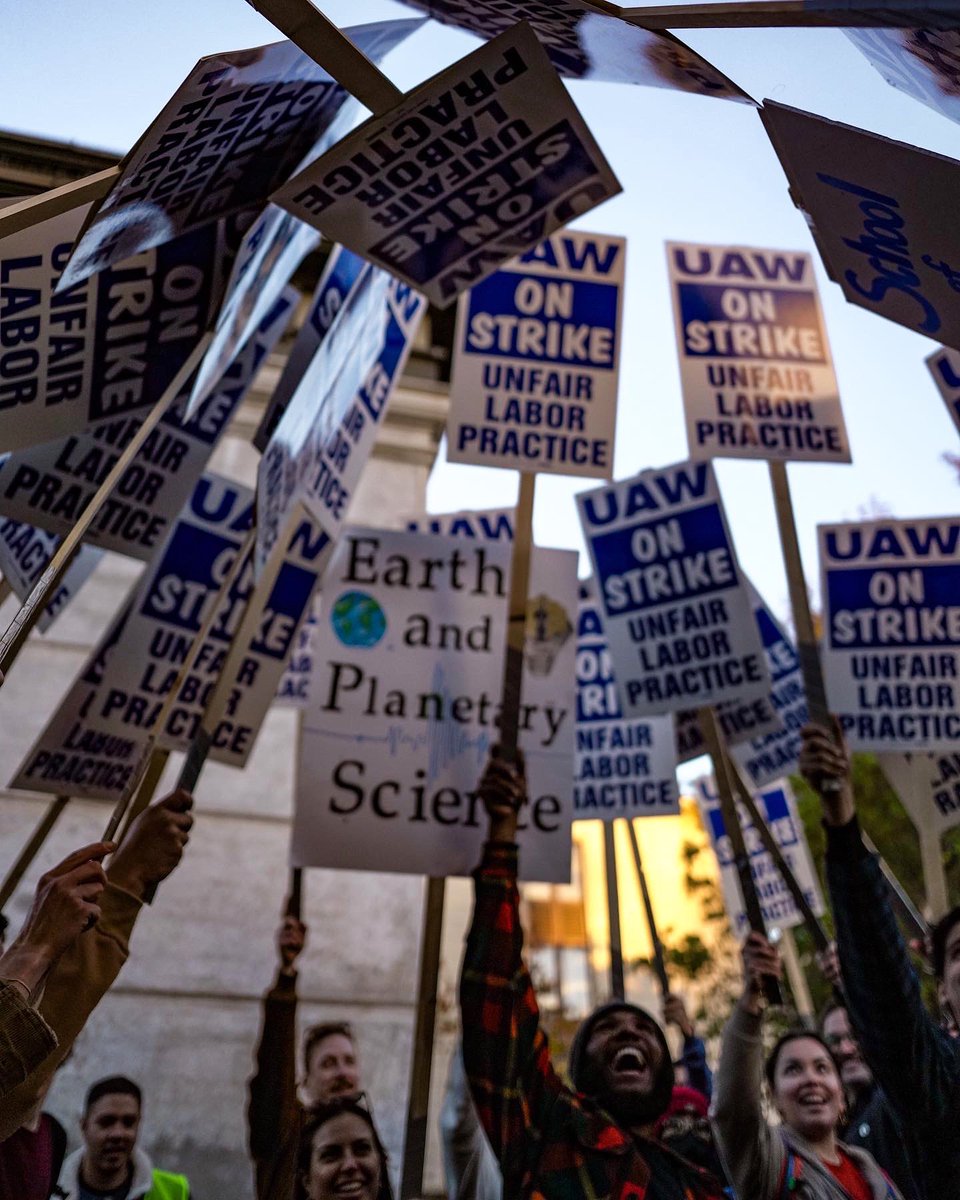 UC Student Workers Strike - Monday 
👂🏽@ucberkeleyofficial 
•
48,000 GSIs, GSRs, Tutors and Post-Docs assemble on campuses across the UC system to call for a livable wage. 
•
#FairUCNow #strike #protest #peaceful #civilunrest #berkeley #gradstudent #gradstudentlife #democracy
