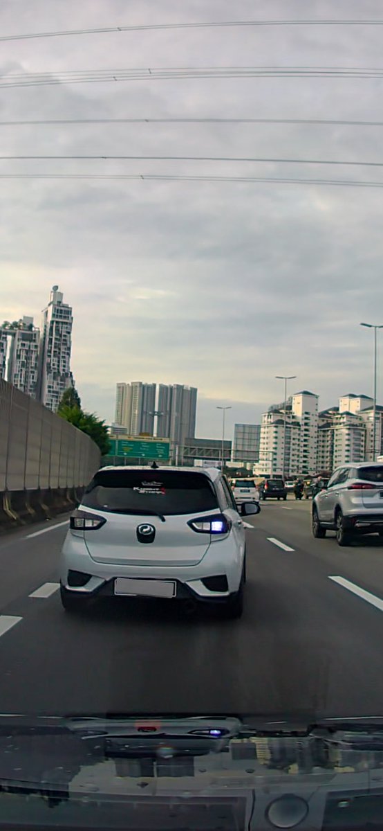 fxtinmazlan's tweet photo. Bang, lampu signal tu elok tukar balik warna oren. Kalau accident jangan salahkan org lain. Nak main tukar lampu ni buat interior je dahla. Ada sebab lampu brake warna merah, signal oren. https://t.co/z4OyixkFL6