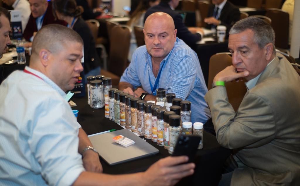 PROCOLOMBIACO's tweet photo. 📸 Así transcurrió la Macrorrueda #ColombiaInHouston 🇺🇸 2022, actividad en la que empresas y mipymes presentaron lo mejor de la oferta exportable, con valor agregado, de #OrigenColombiano 🇨🇴 a compradores internacionales. https://t.co/3U3vBJtQXw