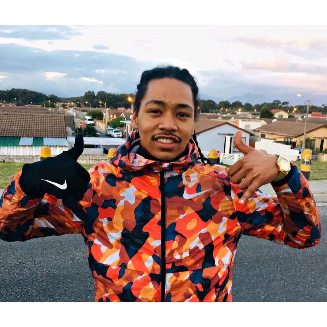 Discreet Bottom tweet media