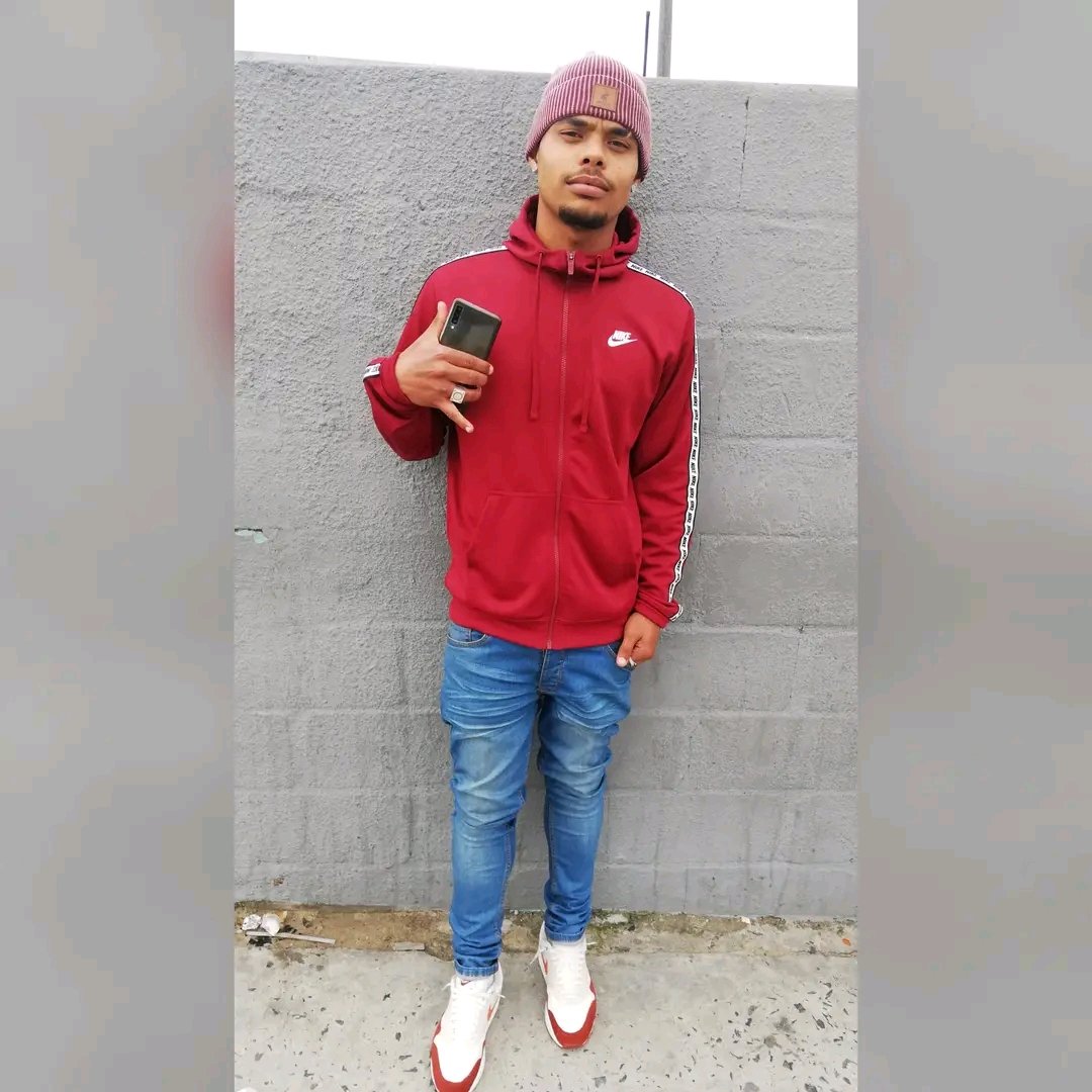 Discreet Bottom tweet media