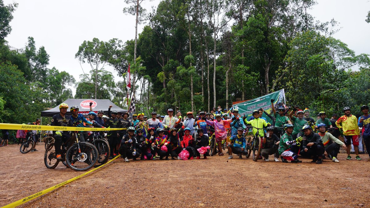 PanbilGroup's tweet photo. Panbil Nature Reserve (PNR) held a fun ride event and an introduction to bicycle tours in the Panbil Nature Reserve forest for cyclists in Batam City entitled ''Panbil Forest Bike Park Tour Exhibition'' (25/09/2022).
This activity also coincided with World Car Free Day 2022. https://t.co/BuCQ3748Ub