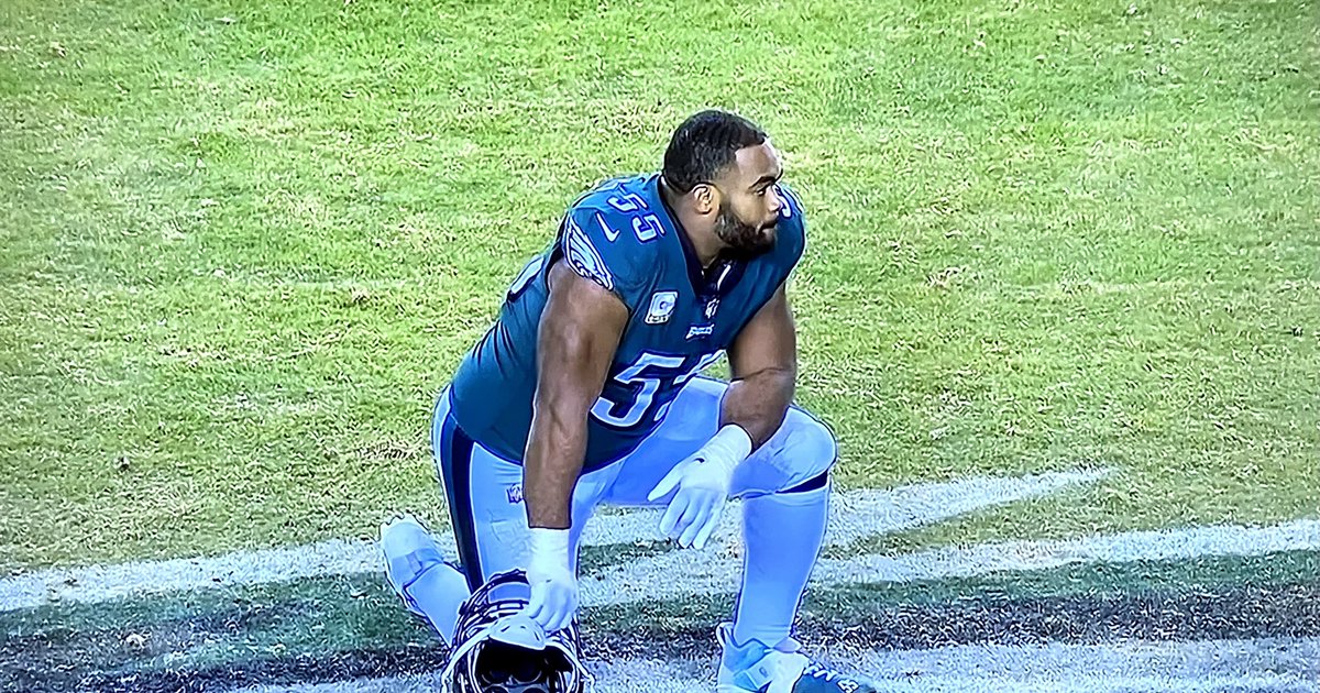 RobMaaddi's tweet photo. Brandon Graham waiting on a knee for Carson Wentz to join him in a post-game prayer after committing a tough penalty says all you need to know about BG. Always a class act. https://t.co/0zKCMdvJFC