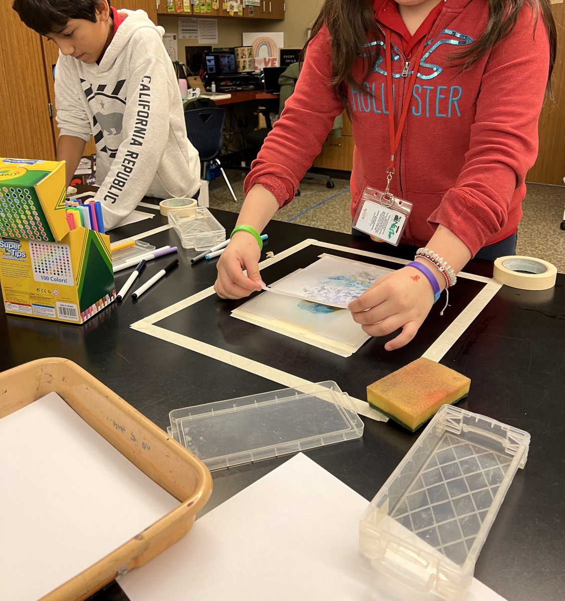 ArtPop_Htx's tweet photo. A 5th grade scholar pulling here first monotype.
#artclass #arteducation #printmaking #elementaryprintmaking #monotypes @springbranch_va @sbisdarts https://t.co/j8aytbNKKY