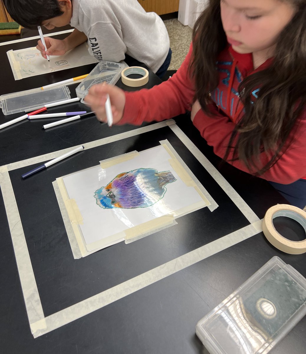 ArtPop_Htx's tweet photo. A 5th grade scholar pulling here first monotype.
#artclass #arteducation #printmaking #elementaryprintmaking #monotypes @springbranch_va @sbisdarts https://t.co/j8aytbNKKY