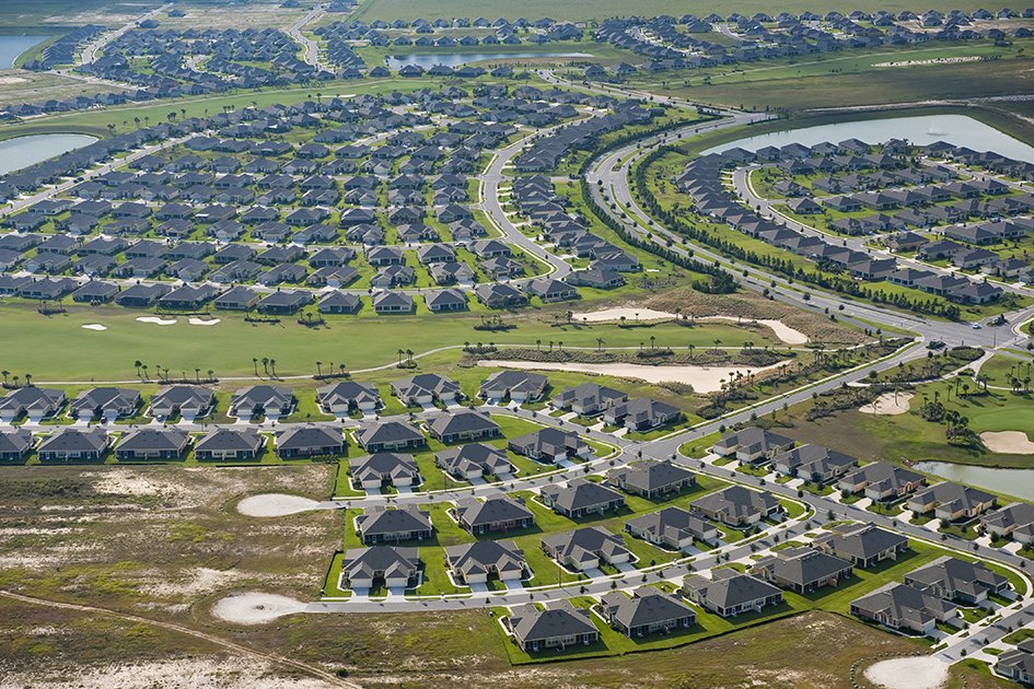 Cobylefko's tweet photo. From 1982 to 2017, the US lost about 68,000 square miles of land to development, the vast majority of it to suburban &amp; exurban areas dependent on cars.

Our development patters are eating us, and our environment alive. We have to build more efficiently, and sustainably. https://t.co/G6TToseZ48