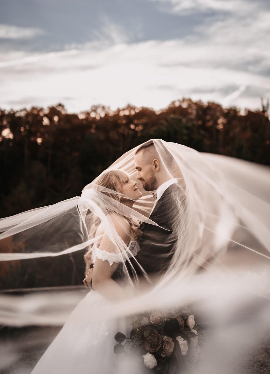 NikkiMouse216's tweet photo. Obsessed with our wedding photos and these are just the sneak peeks 😭❤️ https://t.co/2rPip2LfXH