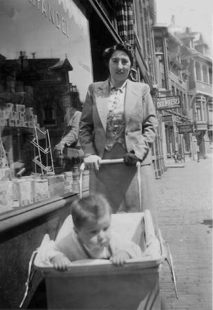 15 November 1941 | A Dutch Jewish boy, Robert Julius de Vries, was born in Haarlem.

In March 1944 he was deported to #Auschwitz with his mother Lea. On 5 March they were murdered together in a gas chamber after the selection.