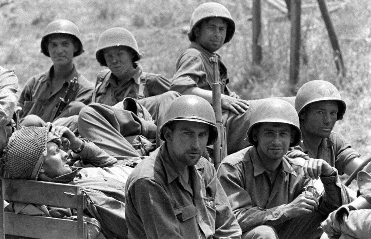 PixelsFunny's tweet photo. WW2 Army soldiers in Italy 1944, the photo was colored.🖌️ https://t.co/YFBsswNDui
