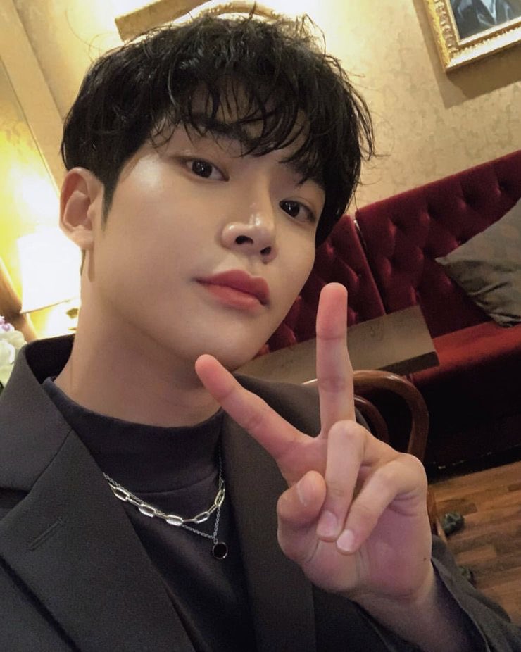 MarktheIiar's tweet photo. #mark #highlyrequested #BERRYBALLEVENT https://t.co/QEbdu5Gynx