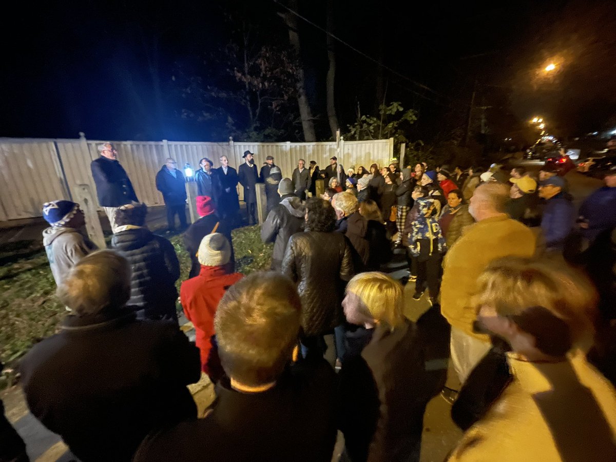 CaseyNolen's tweet image. A crowd has gathered in this Bethesda neighborhood to denounce antisemitic graffiti found here today 
@wusa9