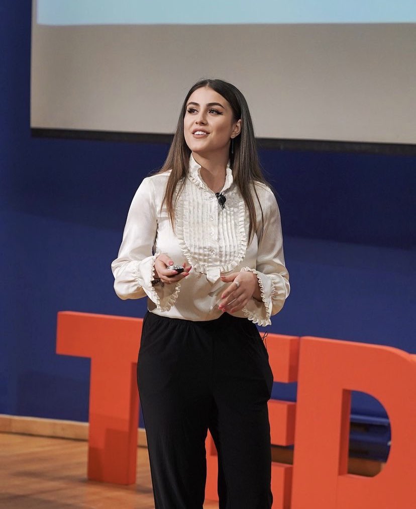 vssia2020's tweet photo. ESTE DESPRE A INSPIRA SI DESPRE A CREA! Visele sunt gratuite, dar munca este nepretuita! Felicitari, Maria pentru tot ceea ce faci.
Photo 1: Maria Bobocica, VSSIA student
Photo 2: Miruna Constantin, consiliera Mariei #vssia https://t.co/qvNU6IyowG