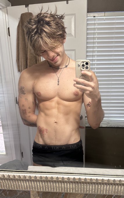 Big chest small waist https://t.co/t1b0Egggz6