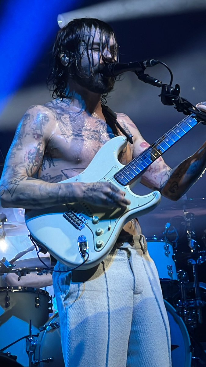noacfnia's tweet photo. biffy clyro was literally insane tonight https://t.co/fgmbYHBp4M