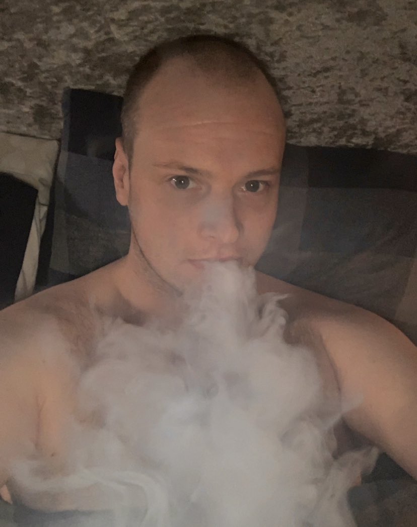 dan1990BA's tweet image. CBD vape in bed. Proper chill. 💨💨