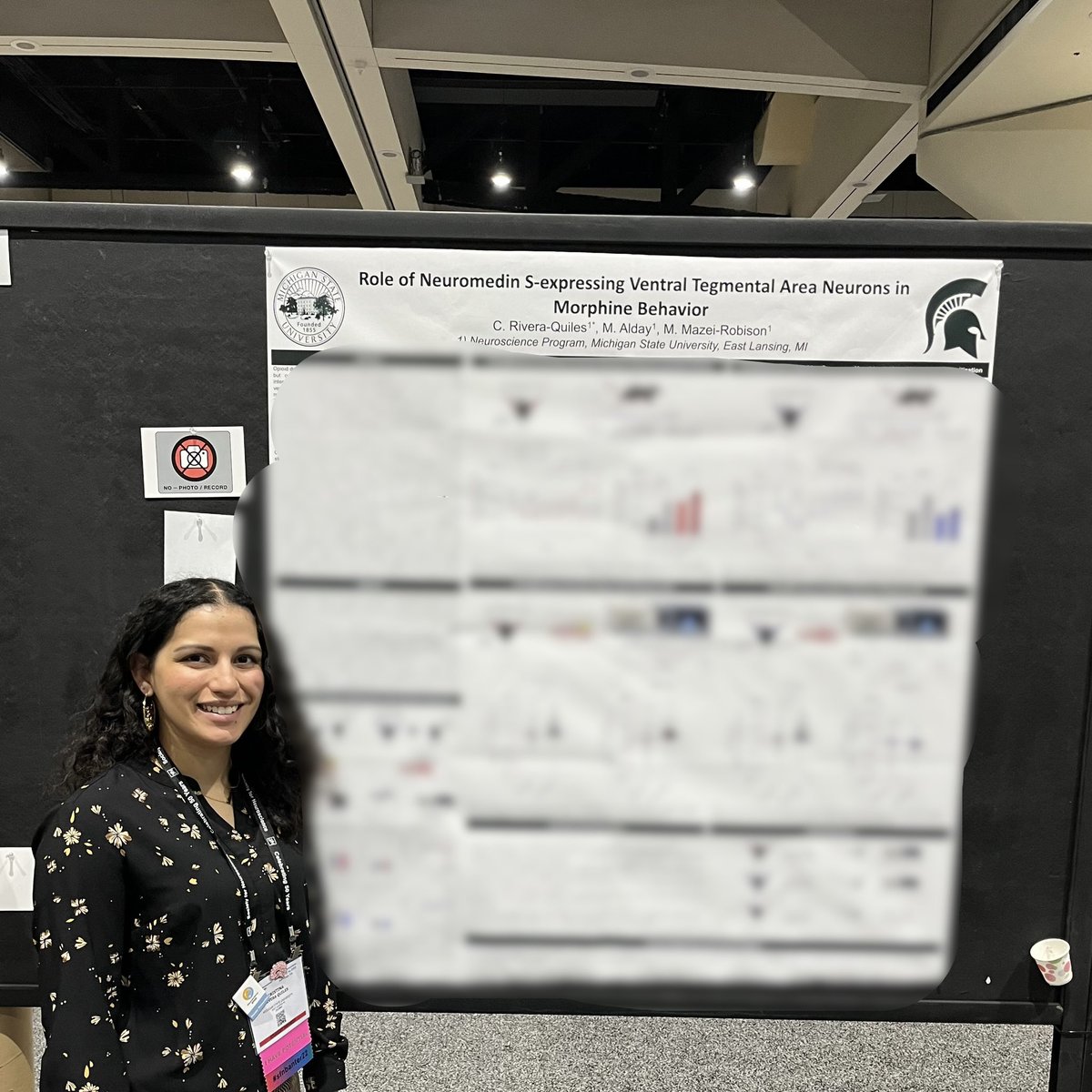 criveraquiles's tweet photo. Before vs after a 4 hour poster session 😅 Thanks to everyone that came by!!! https://t.co/rUom3G3pwV