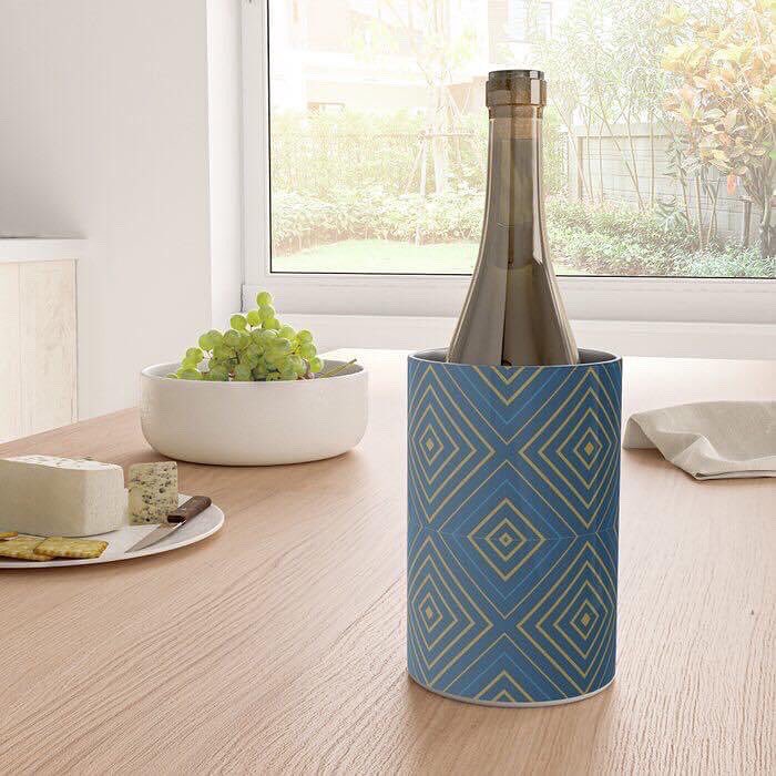 pulaskishepherd's tweet photo. “Arts Décoratifs Bleu Moyen” Wine Chiller
#PulaskiShepherdCo
#pscsco
#ArtsDecoratifs
#MediumBlue
#WineChiller
#society6
https://t.co/dN0BhhzmJ8 https://t.co/nqiC0BlWpr