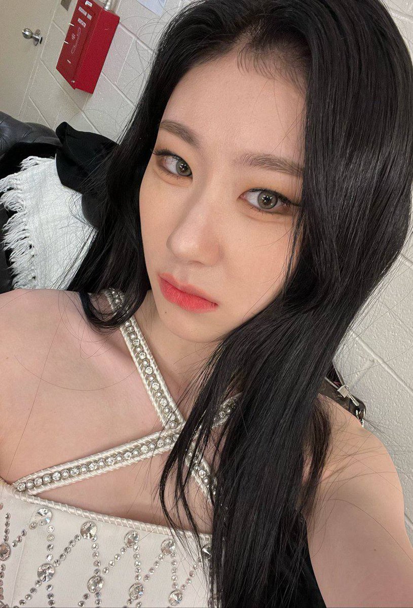 chaery_kitten's tweet photo. She says that she isn't beautiful, how can I say that she is the most beautiful thing my eyes have ever seen in this fu*cking life?!.

#CHAERYEONG #ITZY #chaery https://t.co/RHHj818gDh