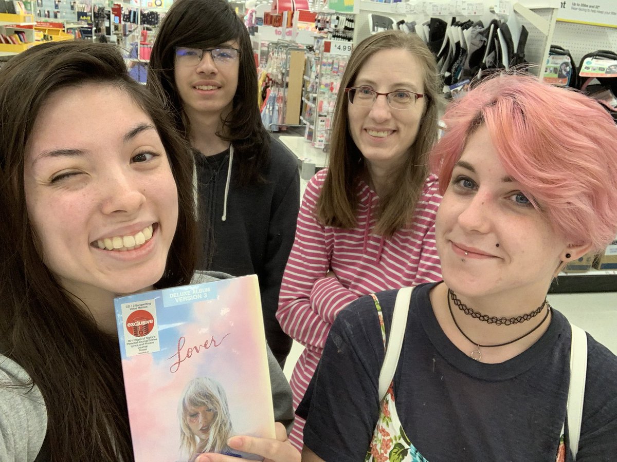 jellyfishbish77's tweet image. Hi I’m EmJay (24, she/her)!I’ve been a Swiftie since Our Song (2009). I feel like each album really represented where I was in life when they came out &amp;amp; they really got me through so much. my trinity is 1989, Midnights, and reputation. #StoriesForSwift 🫶🏻