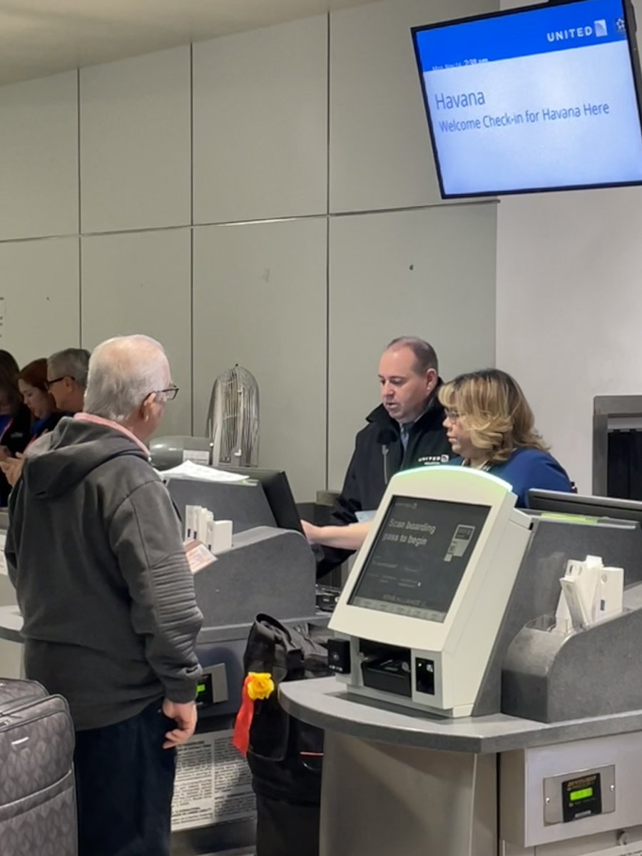 jeremypg's tweet photo. 🇨🇺Houston - Havana @united is back!  Team @iah was so happy to welcome our customers this morning!  Thankful is the word of the day ❤️ #beingunited @philgriffith63 @DJBardlette @AubreyAtUnited @barbara183869 @stephanieLai16 https://t.co/2KZ3ml5vTn