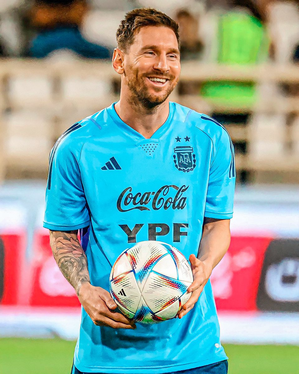 Lionel probando la Al Rihla. 🇦🇷🎩