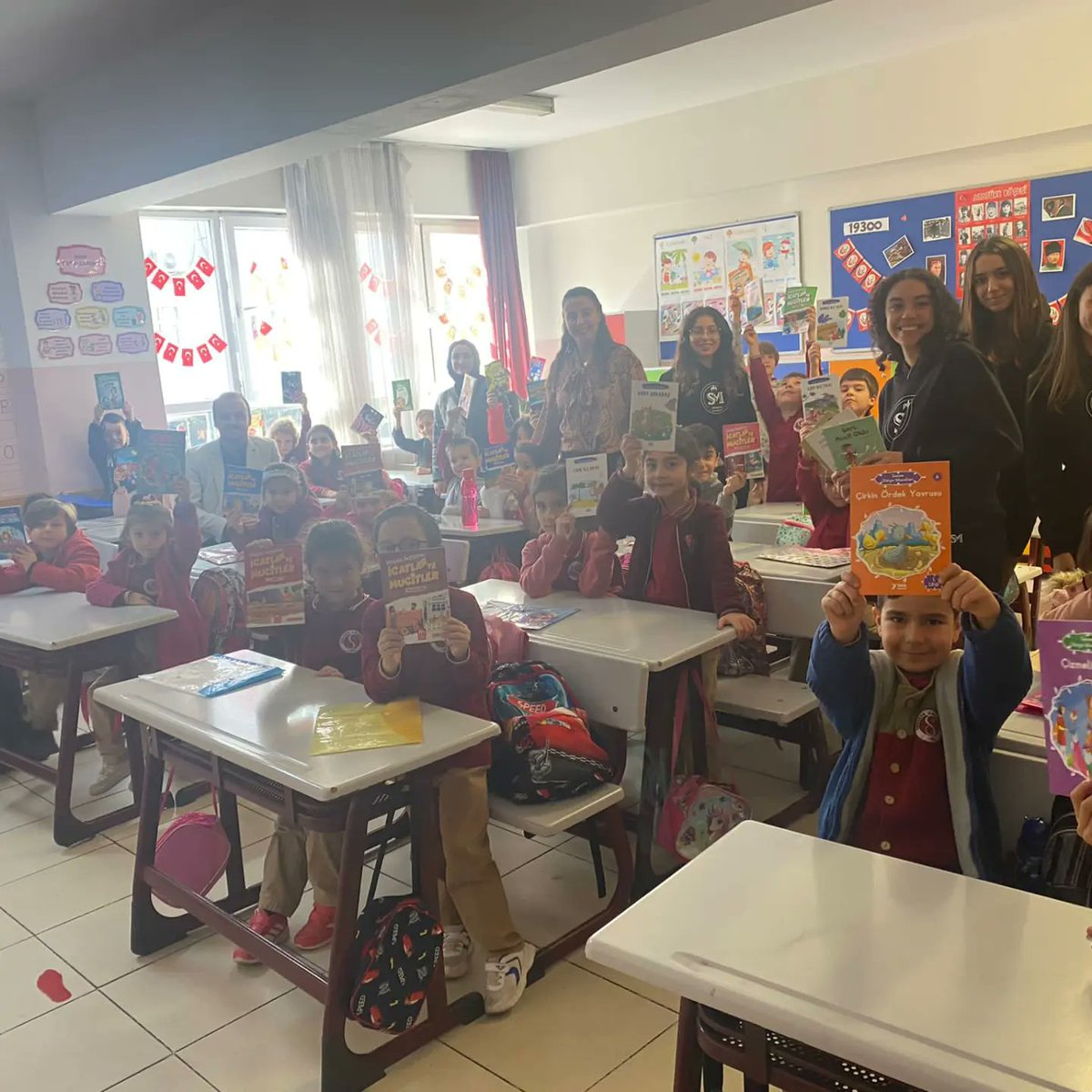 Saint Michel Fransız Lisesi 
İnteract kulubu öğrencileri okulumuzu ziyaret ederek, öğrencilerimize kitap hediye ettiler. Öğretmenleri Elif Eren başta olmak üzere kendilerine nazik ziyaretleri için teşekkür ederiz.