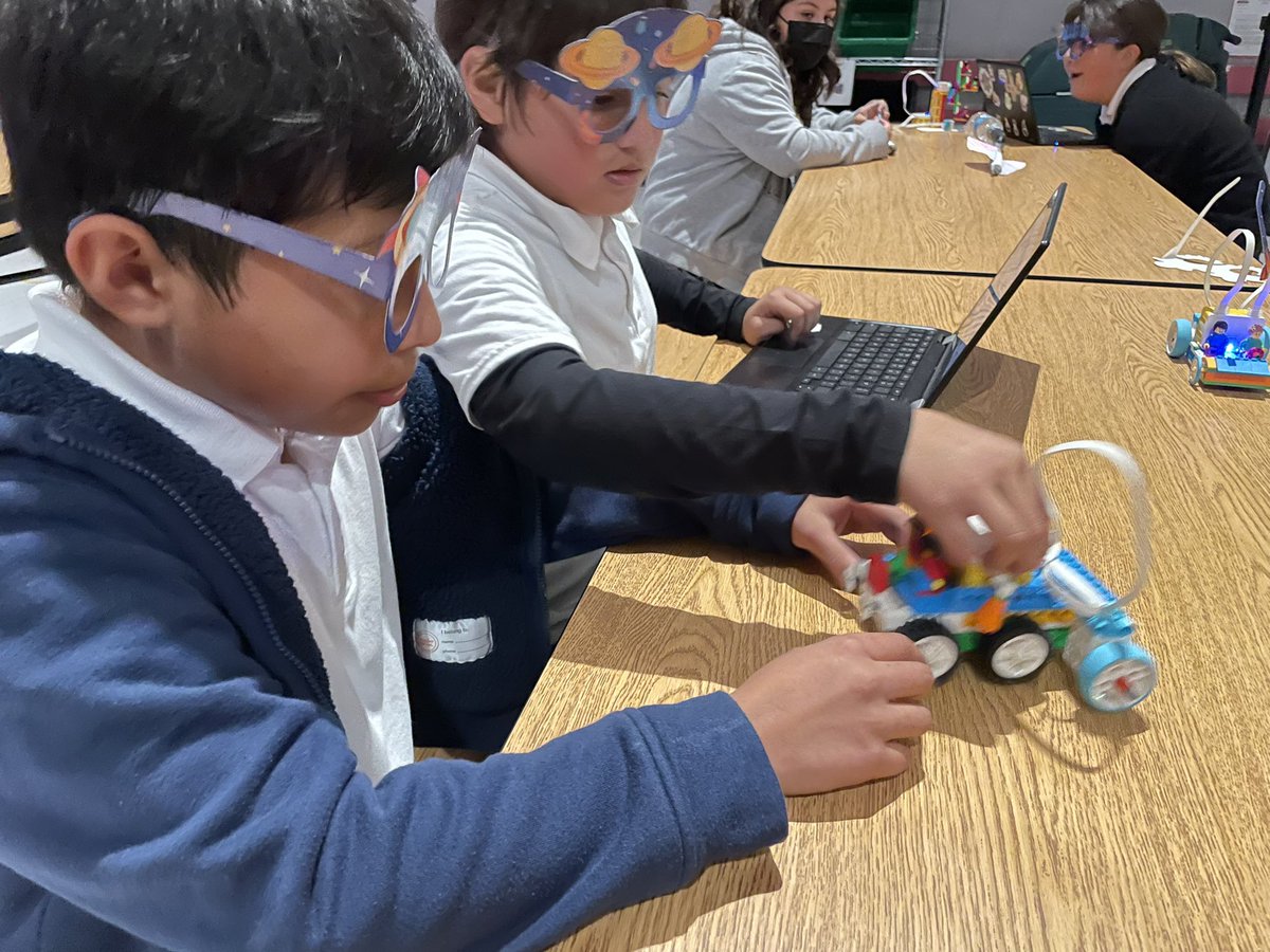 AlisalUSD's tweet photo. @DrMLKJrAcademy ASES students are ready to showcase their science projects, a first for the school. Way to go, maestros and administrators! Los estudiantes listos para mostrar sus proyectos de ciencia! Way to go! https://t.co/gV0yMsOaGN