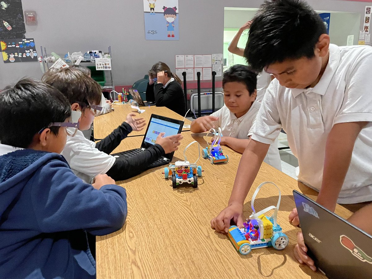 AlisalUSD's tweet photo. @DrMLKJrAcademy ASES students are ready to showcase their science projects, a first for the school. Way to go, maestros and administrators! Los estudiantes listos para mostrar sus proyectos de ciencia! Way to go! https://t.co/gV0yMsOaGN