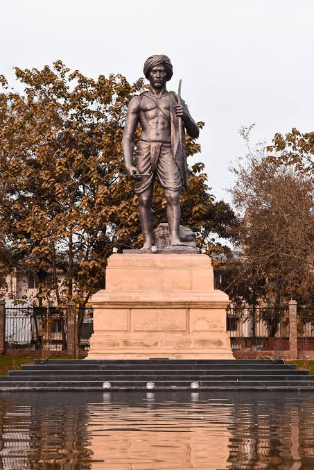 आदिवासी समाज में आई नवचेतना के सूत्रधार, आजादी की जंग के महानायक, धर्म और संस्कृति के महारक्षक, साहस और शौर्य के प्रतीक अमर बलिदानी क्रांति सूर्य धरती आबा बिरसा मुंडा जी की जंयती पर सादर नमन🙏

जनजातीय गौरव दिवस की शुभकामनाएं...

#BirsaMunda #जनजातीय_गौरव_दिवस