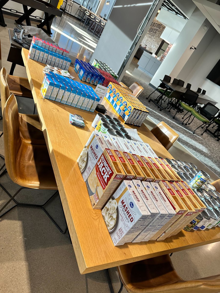 LeadingEDJE's tweet image. A group of EDJErs got together last week to bag up #Thanksgiving meals for distribution by the @mofcollective. Having fun &amp;amp; doing good. Thank you to all the EDJErs who helped coordinate, donated food or gift cards @abbyaha @dkrum62 @ekrumla #realfungeeks #culturematters #thankyou